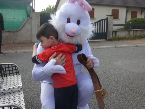 un-gros-calin-avec-le-lapin-photo-jsl-fabien-baschinski-1651332345